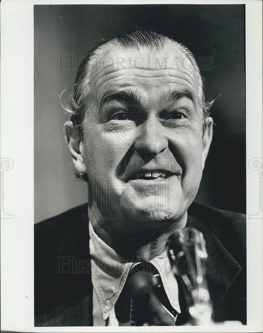 1975 Press Photo Ambassador Richard Helms Former Director of the CIA Testifying - Historic Images