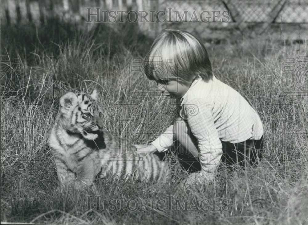 Press Photo John Aspinall&#39;s son Bassa at Howletts Zoo with leopard cub - Historic Images