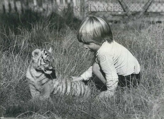 Press Photo John Aspinall's son Bassa at Howletts Zoo with leopard cub - Historic Images