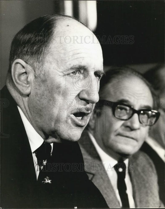 1976 Press Photo Chairman Dr. Joseph Luns ,Sec Gen of NATO & Fred Mulley - Historic Images