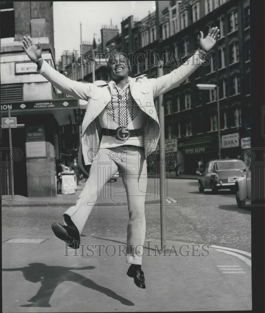 1972 Press Photo Singer Lovelace Watkins In London - Historic Images