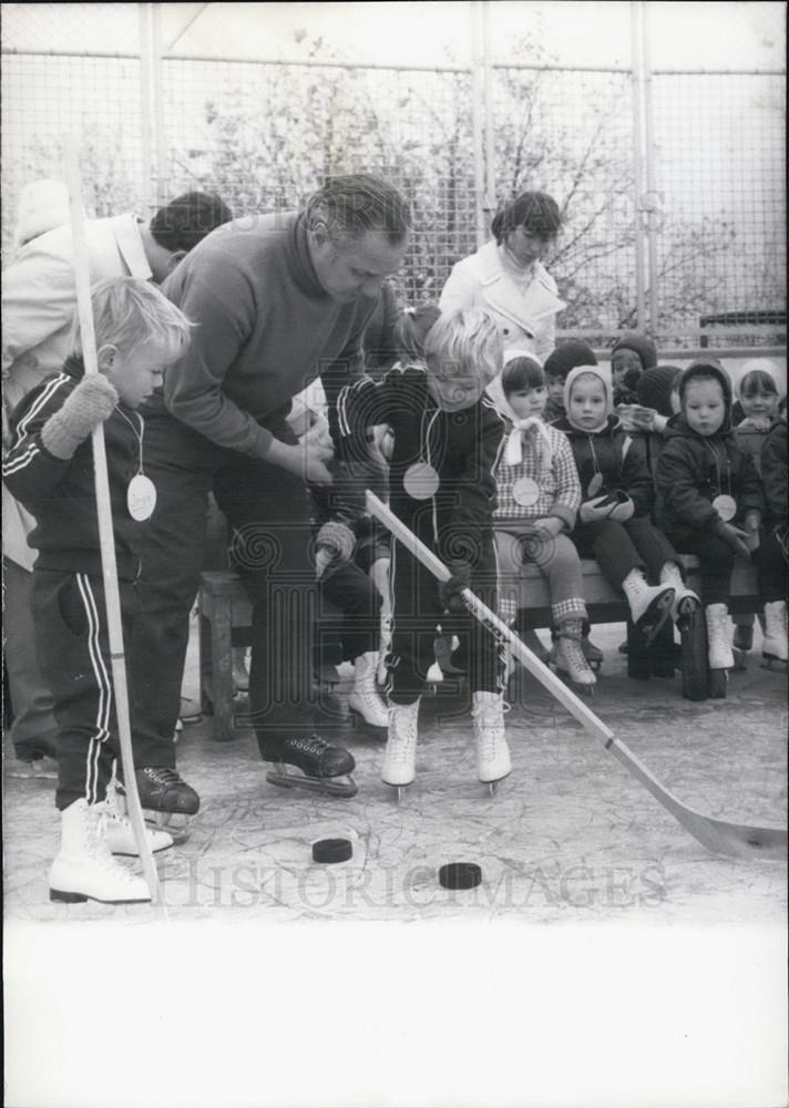 1970 Press Photo Students from School near the &quot;Westfallenhalls&quot; a Skating Place - Historic Images