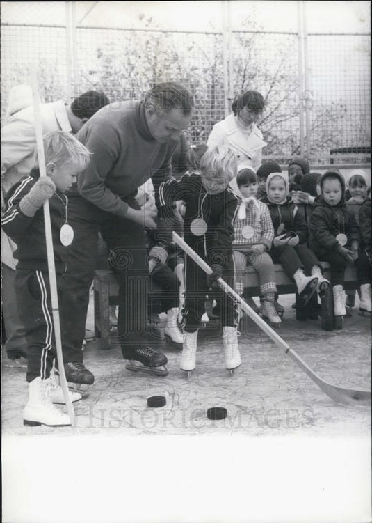 1970 Press Photo Students from School near the "Westfallenhalls" a Skating Place - Historic Images
