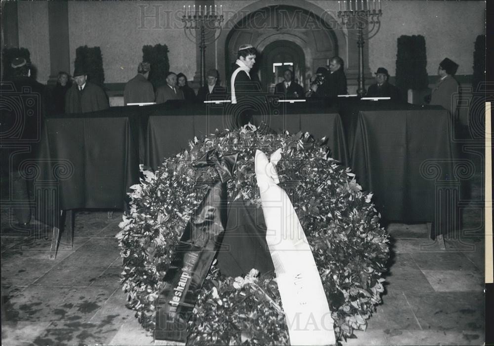 1970 Press Photo Mourning Service Munich Fire Catastrophe Victims Wreath - Historic Images