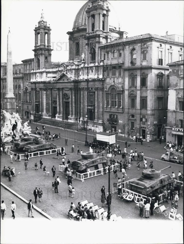 Press Photo Director Mike Nichols film Comma 22 filming in Rome - Historic Images