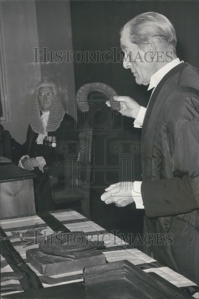 1969 Press Photo Desmond Heap Counts Horseshoes Nails Ceremony Quit Rents - Historic Images