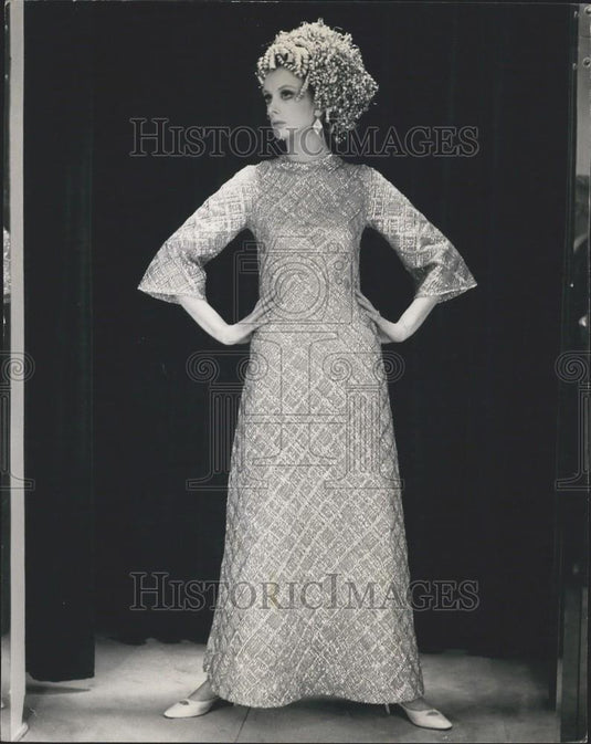 1967 Press Photo Sally Model Athens White Jersey Evening Dress Hartnell Spring - Historic Images
