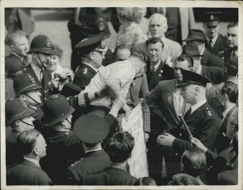 1958 Press Photo Police Breaking Up Demonstration Students Outside Town Hall - Historic Images