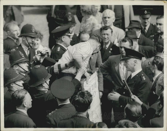 1958 Press Photo Police Breaking Up Demonstration Students Outside Town Hall - Historic Images