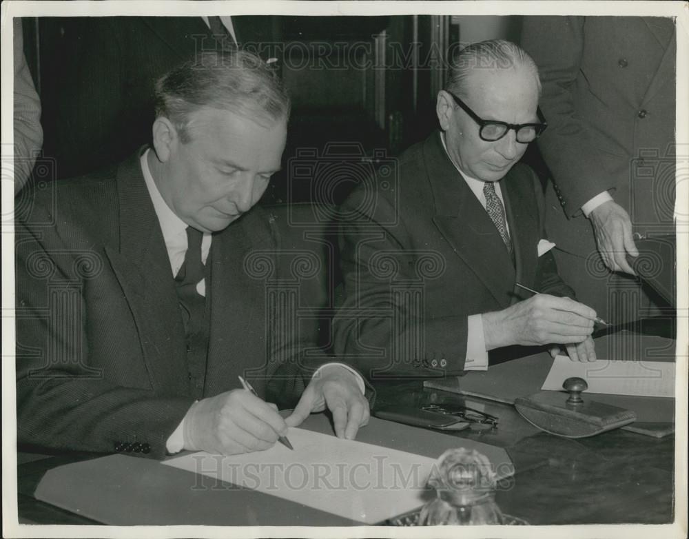 1958 Press Photo Signing of Angelo Italian Atomic Energy Agreement - Historic Images