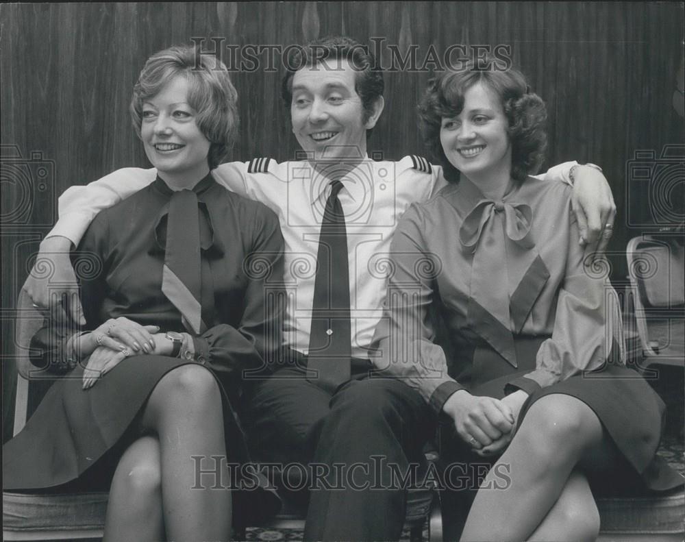 1975 Press Photo Stewardesses Back In London After High Jacked Plane - Historic Images