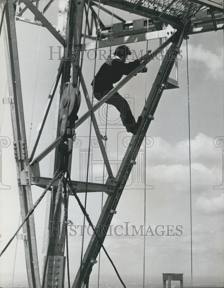 Press Photo man working at high heights - Historic Images