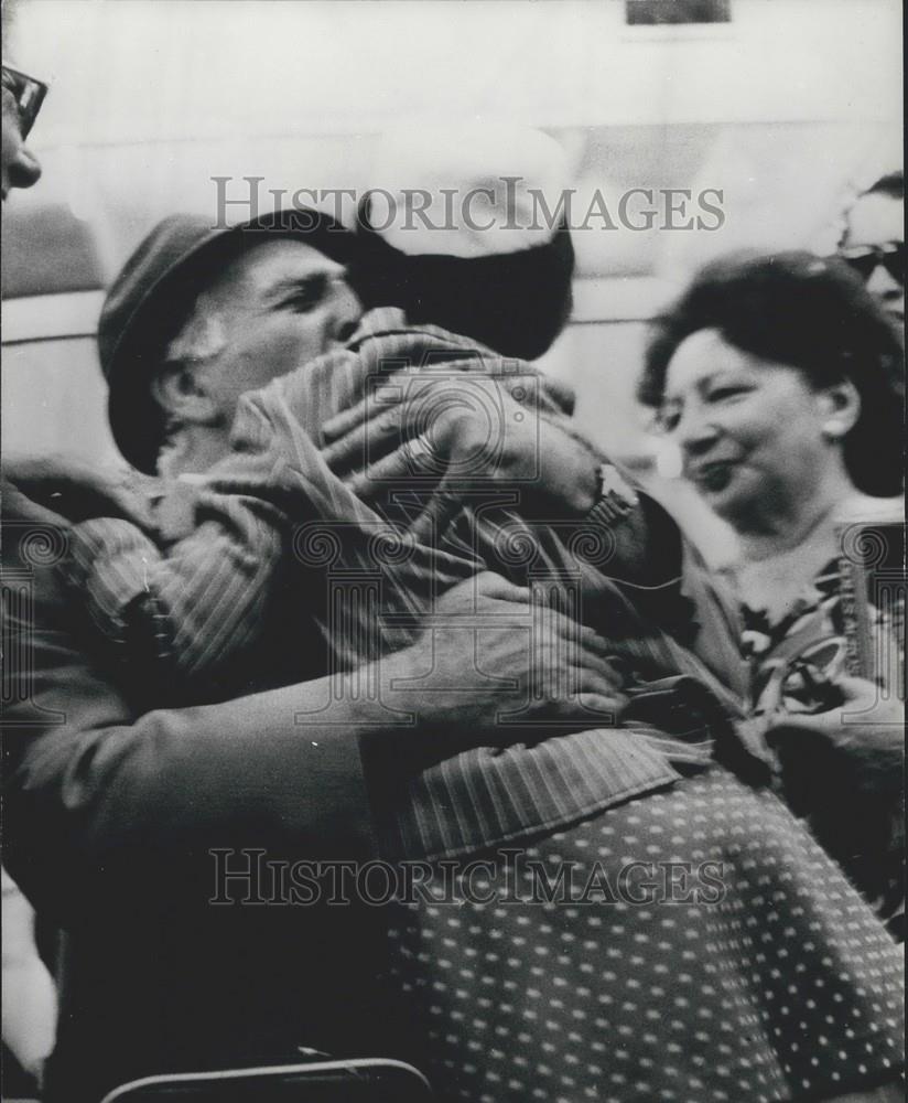 1972 Press Photo Passengers Celebrating Release From Hijacked Plane - Historic Images