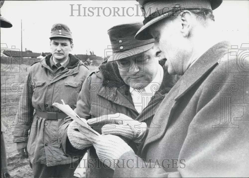 1952 Press Photo Josef Strauss Minister of Defense Arrives in Hamburg - Historic Images