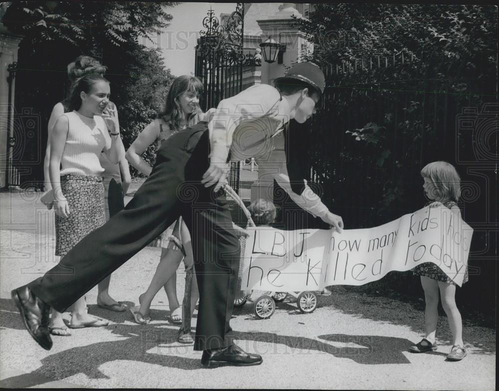 1966 Press Photo Demonstration outside Residence of U.S. Ambassado - Historic Images