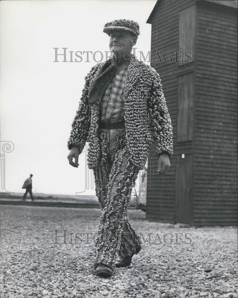 Press Photo Sixty five year old Slogger Hoad, the Hastings Winkle King - Historic Images