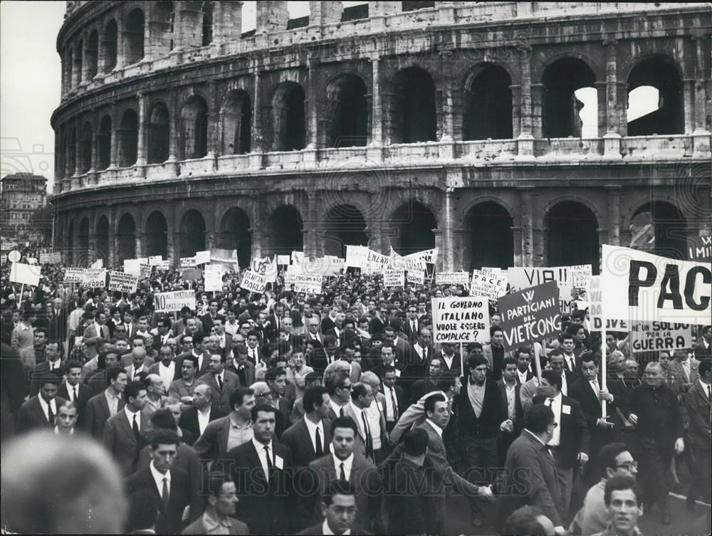 1965 Press Photo Communist-led &quot;Peace march&quot; in Rome - Historic Images