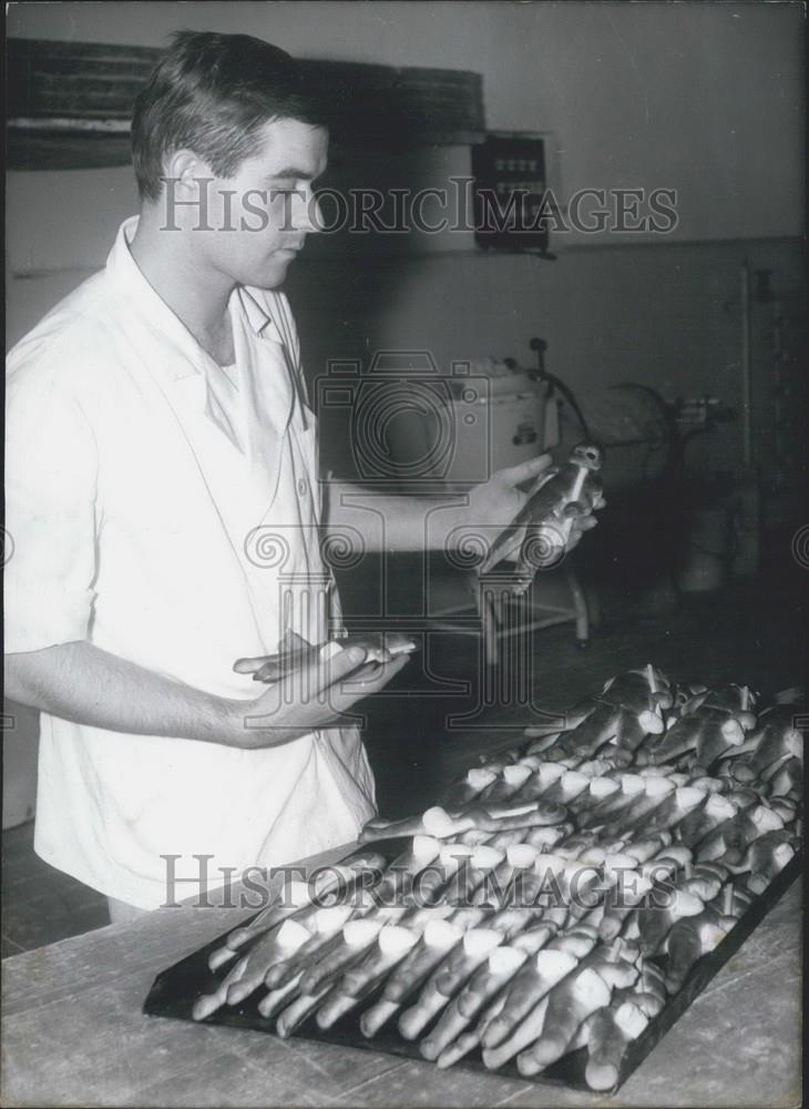 1965 Press Photo Production of the "Weckmanner" in Bakery in Cologne - Historic Images