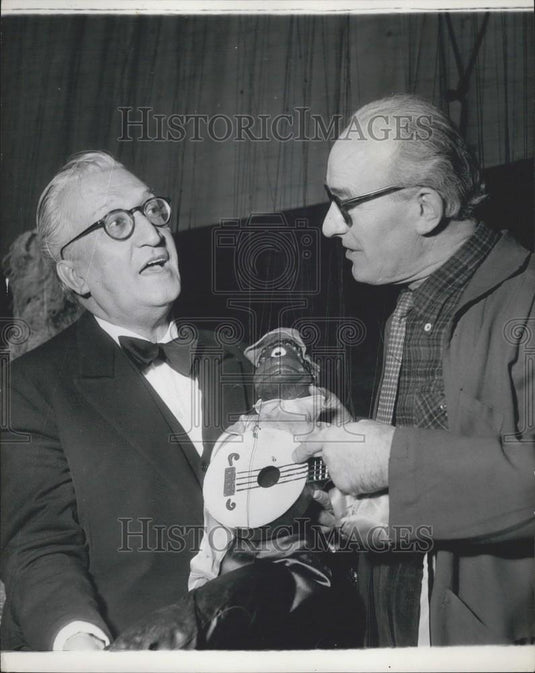 Press Photo Their Actors use eleven Miles of String - Historic Images