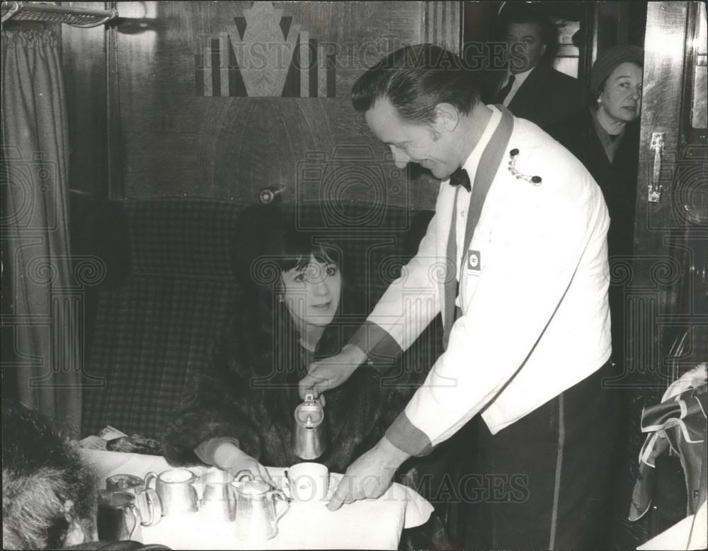 1971 Press Photo . Anne Melville in rail dining car - Historic Images