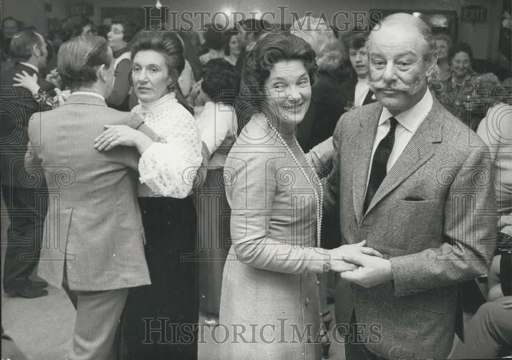 1972 Press Photo Sir Gerald Nabarro dancing with his wife - Historic Images