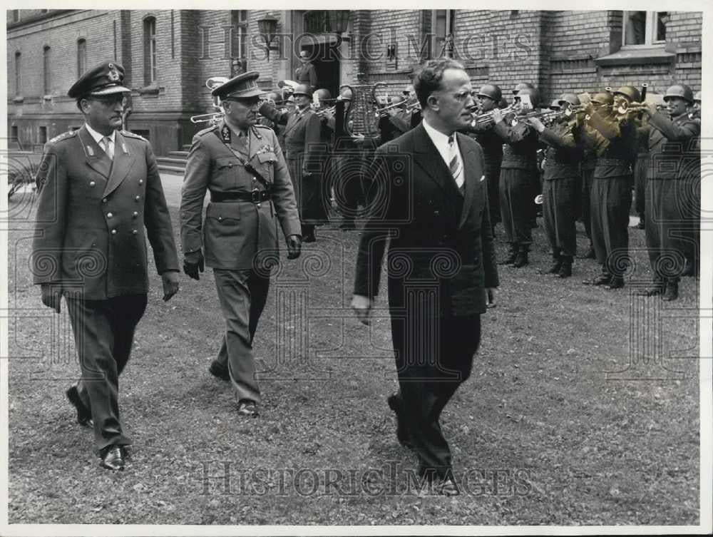 Press Photo Belgian Defense Minister visits Germany - Historic Images