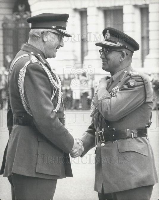 1974 Press Photo General G.C. Bewoor, PVSM & General Sir Peter Hunt - Historic Images