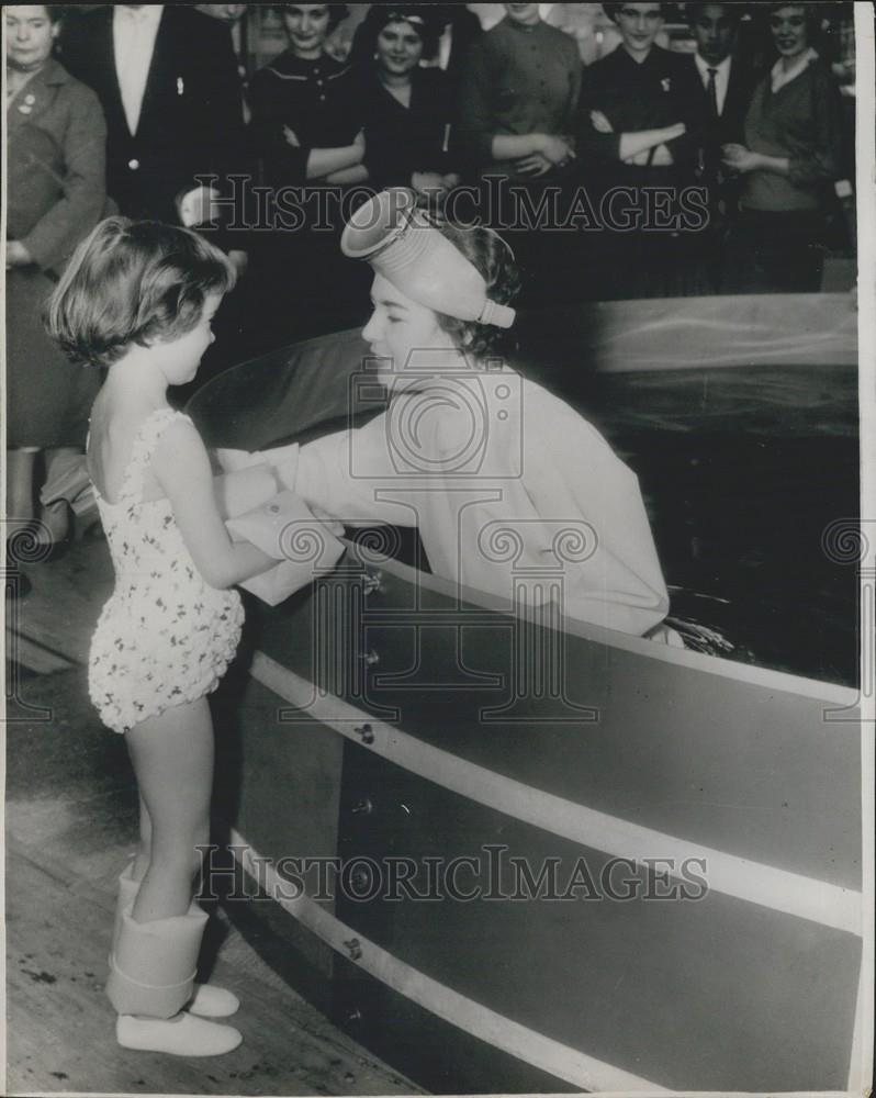 Press Photo Amesterdam Sports Trade Fair Girl Wearing Cold Water Suit - Historic Images