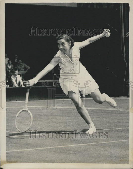1953 Press Photo M.P. Harrison of Manchester,at Wimbledon Lawn Tennis - Historic Images