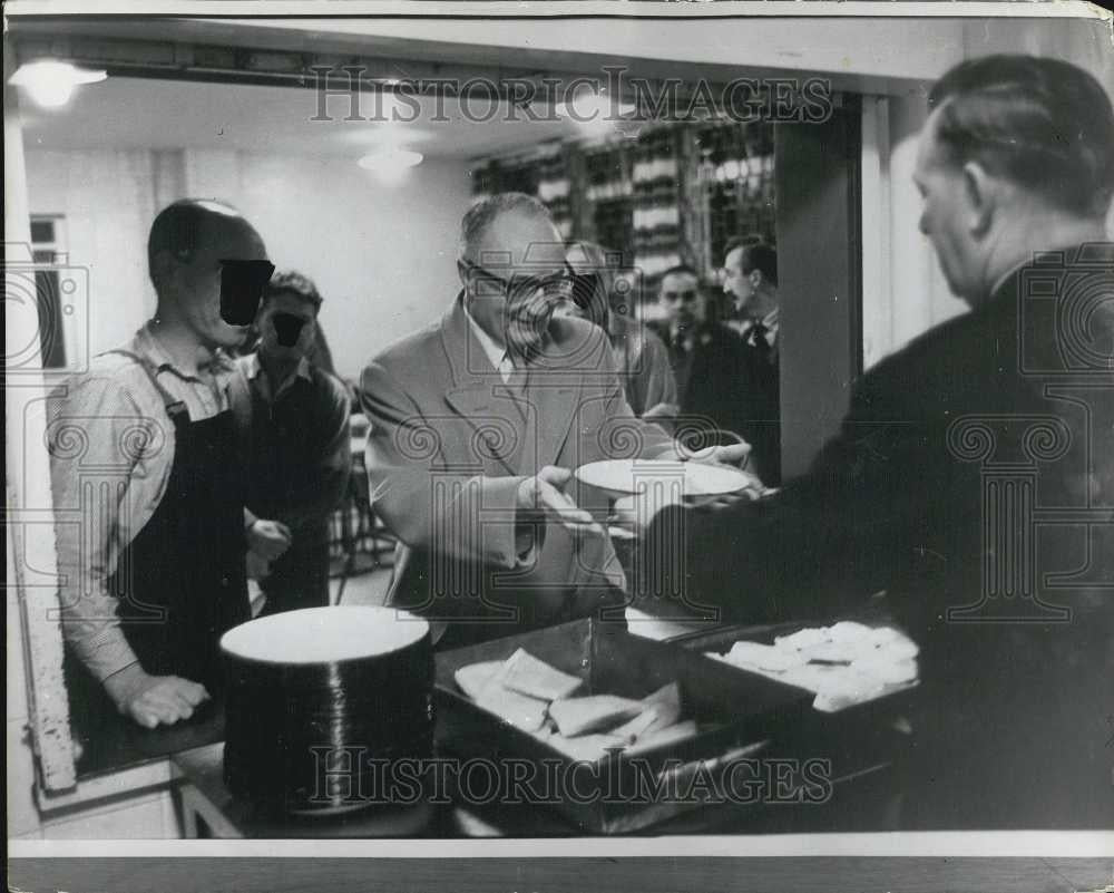 1965 Press Photo Lord Stonham Collects His Meal - Historic Images