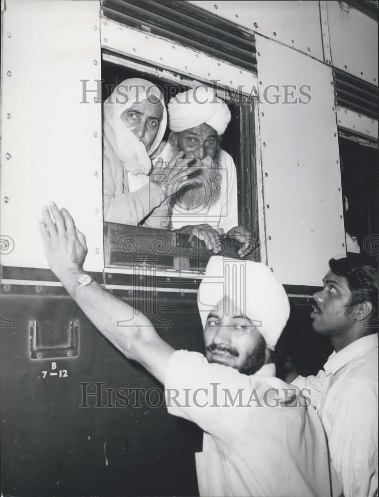 1972 Press Photo Weary Passengers Receive Gifts On Their Way To Mombasa - Historic Images