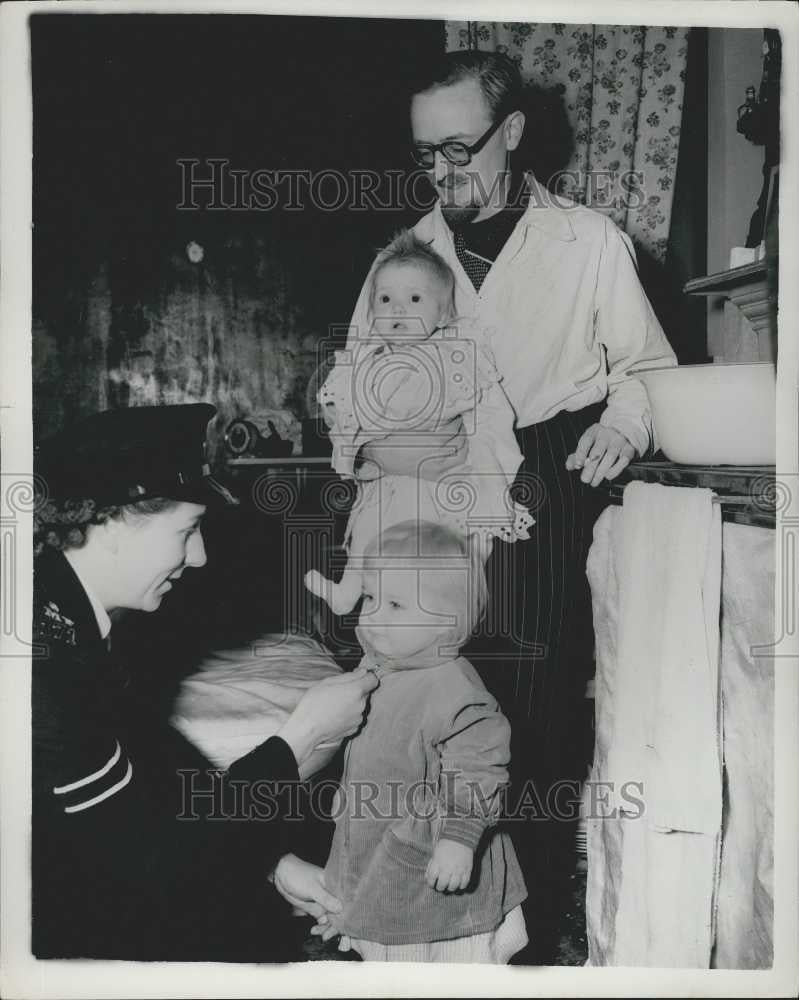 1953 Press Photo Children Of A Mother Who Gave Birth In A Railway Station - Historic Images