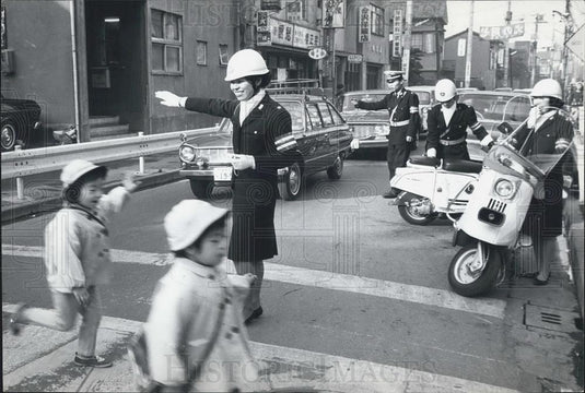 Press Photo Policewomen, Year's End Patrol, Tokyo Japan - Historic Images