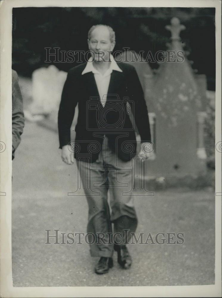 1953 Press Photo One hundred pounds burial fee in Village Churchyard - Historic Images