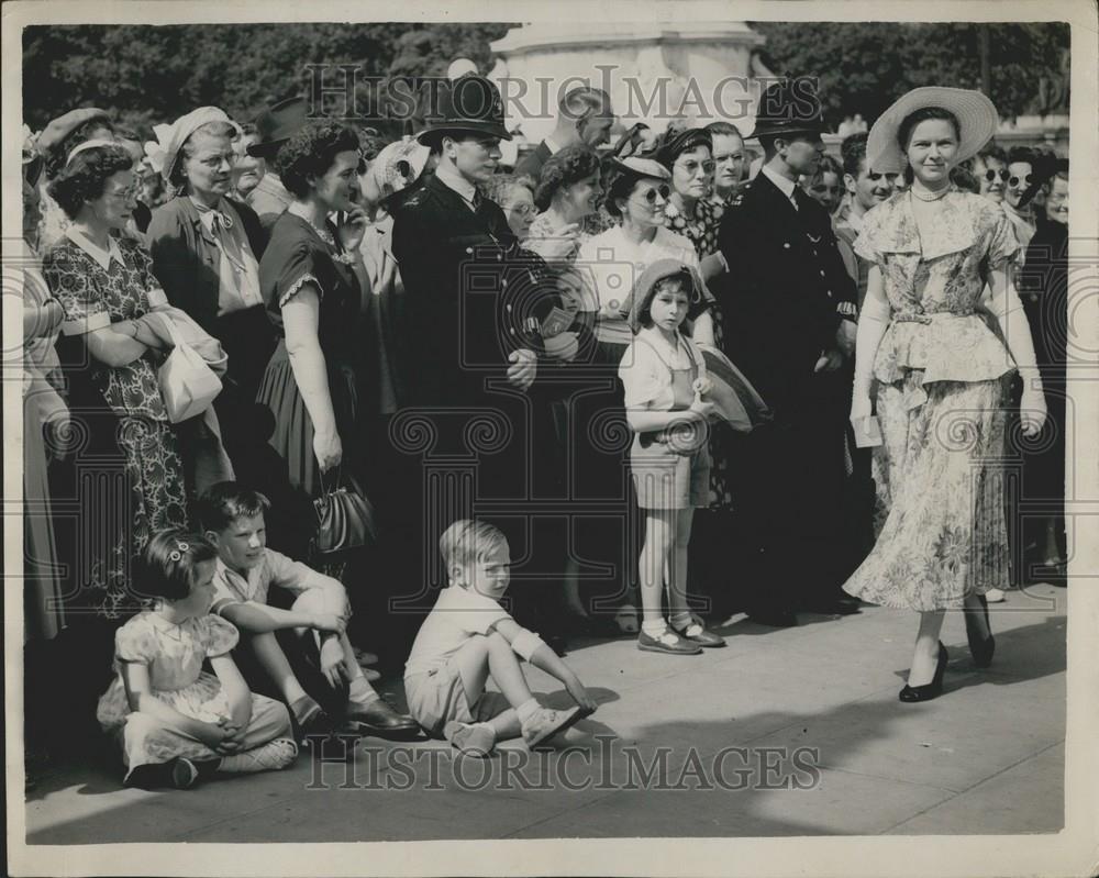 1951 Press Photo Drugie Hunt Enters Buckingham Palace For Garden Party - Historic Images