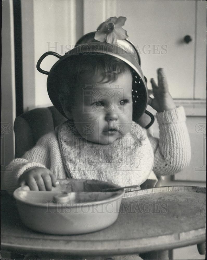 Press Photo Jacqueline Pratt ,baby and a collander - Historic Images