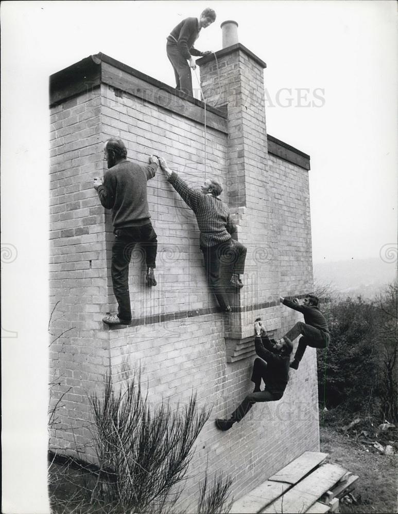 Press Photo Scaling Wall Of Don Morrison Home - Historic Images