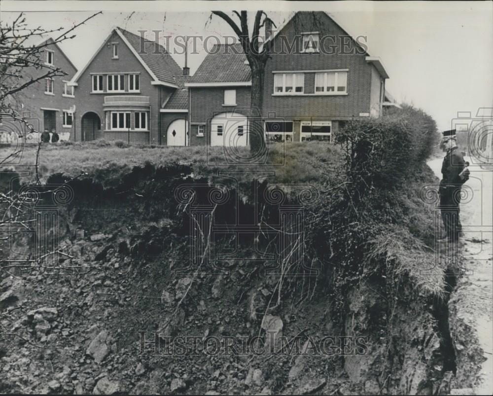 1966 Press Photo Houses on brink of sinkholes - Historic Images