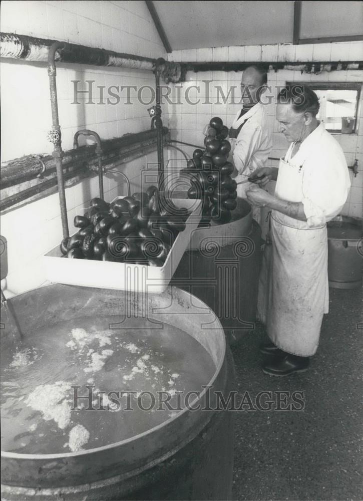 Press Photo Walter Markey makes  black pudding - Historic Images