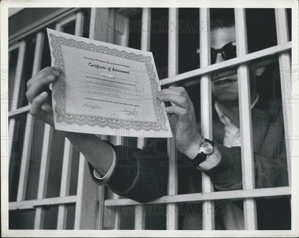 Press Photo Convict Displays Computer Achievement in Durham Prison - Historic Images