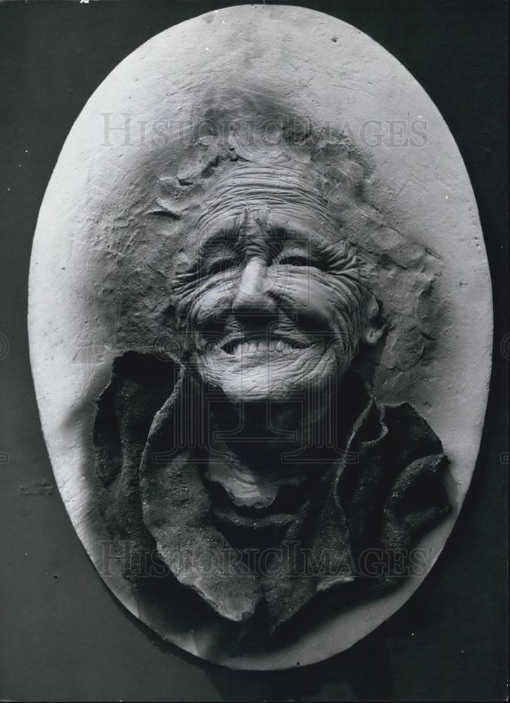 1974 Press Photo Relief Painting Elderly Woman Ivan Szkok Budapest - Historic Images