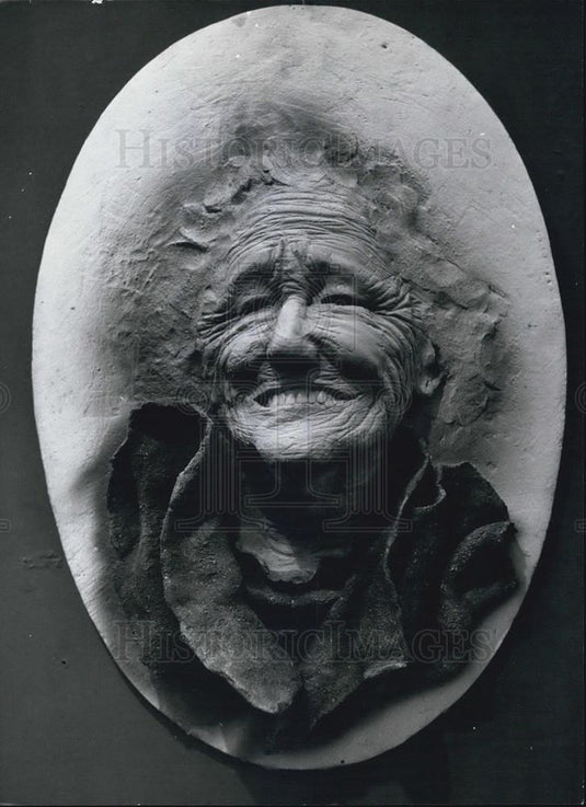 1974 Press Photo Relief Painting Elderly Woman Ivan Szkok Budapest - Historic Images