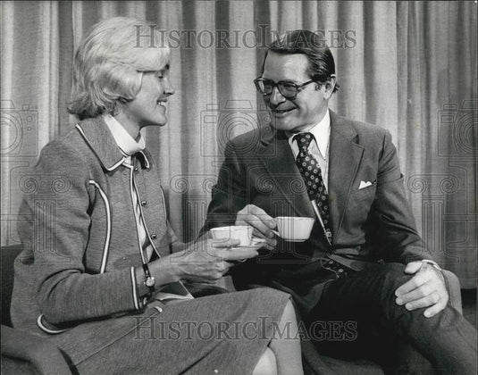 1975 Press Photo New American Ambassador Elliot Richardson & Wife Anne - Historic Images
