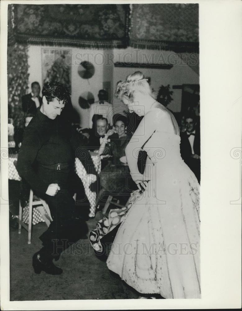 Press Photo Antonio teaches Ambassador&#39;s Wife Spanish Dancing - Historic Images