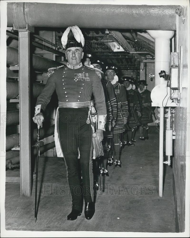 1961 Press Photo Members Queen&#39;s Bodyguard Of The Yeomen Search Westminster - Historic Images