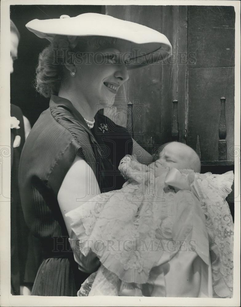 1953 Press Photo The Hon. Mrs. Gerald Lascelles with her infant son - Historic Images