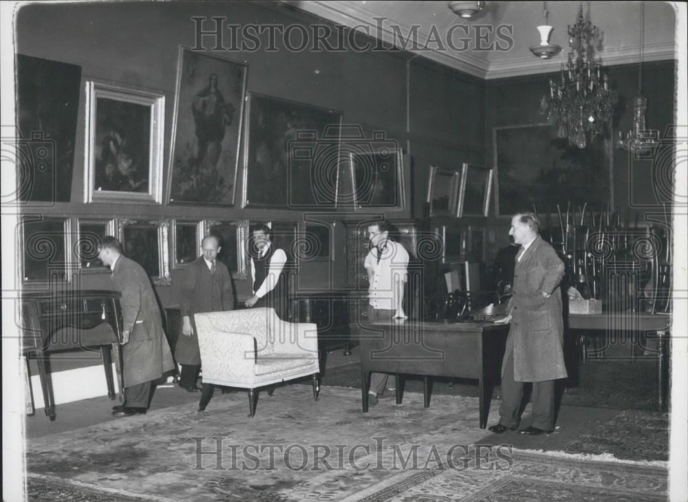 Press Photo Porters Rearrange Articles Add New Ones Show Walls - Historic Images