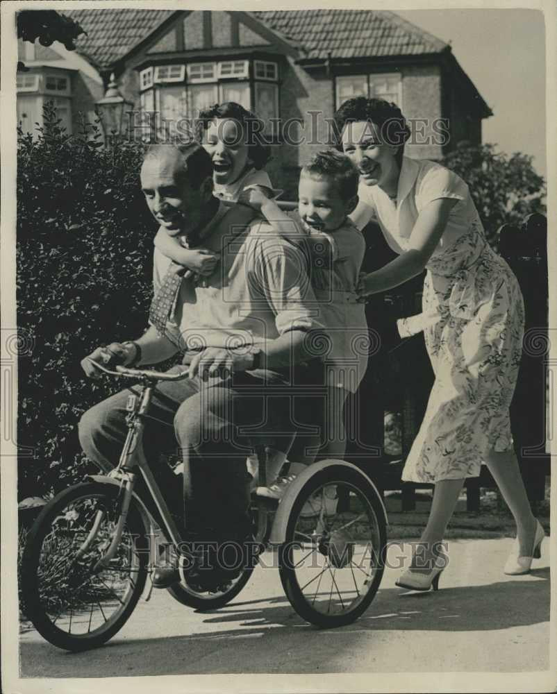 1955 Press Photo Pilot Peter Moneypenny &amp; Family - Historic Images