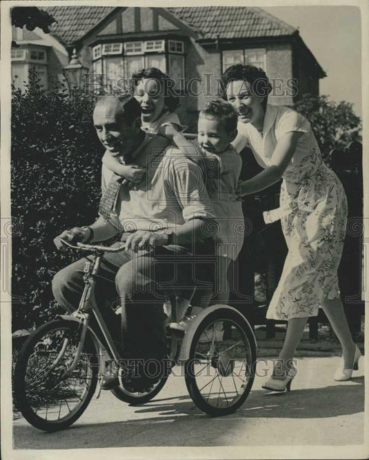 1955 Press Photo Pilot Peter Moneypenny & Family - Historic Images
