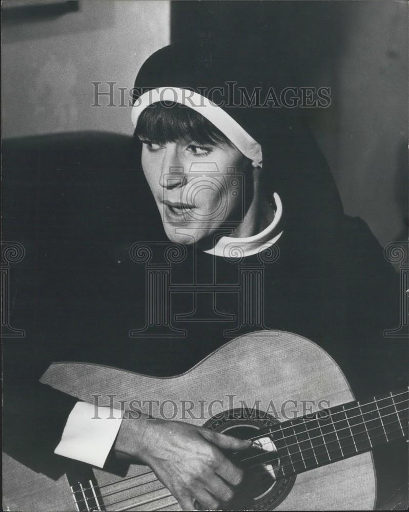 Press Photo Recording Star Helen Redy - Historic Images